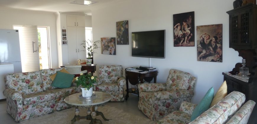 IMMACULATE 2 BEDROOM FREESTANDING HOUSE WITH SEA VIEWS.